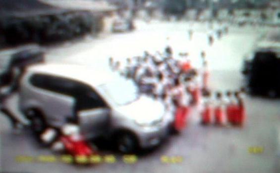 Ngerinya Mobil Bu Guru TK Tabrak Muridnya (Foto) - Mobilguru_Tabrak_MuridTK_021.jpg