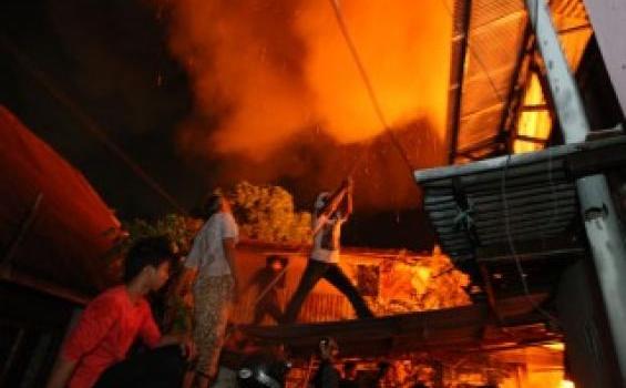 Dua Nyawa Melayang Akibat Kebakaran Makassar (Foto) - kebakaran_juri.jpg