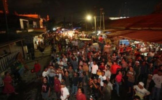 Dua Nyawa Melayang Akibat Kebakaran Makassar (Foto) - nonton_kebakaran.jpg