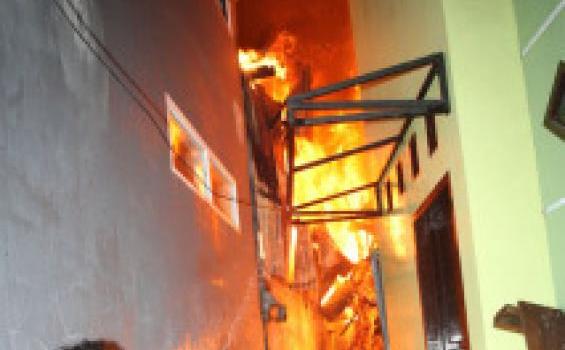 Dua Nyawa Melayang Akibat Kebakaran Makassar (Foto) - padamkan_api.jpg