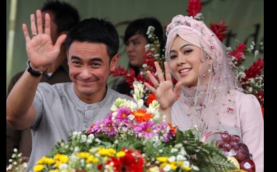 Kebahagiaan Zumi Zola dan Sherrin di Pesta Rakyat (Foto) - zumi_sherin2.jpg