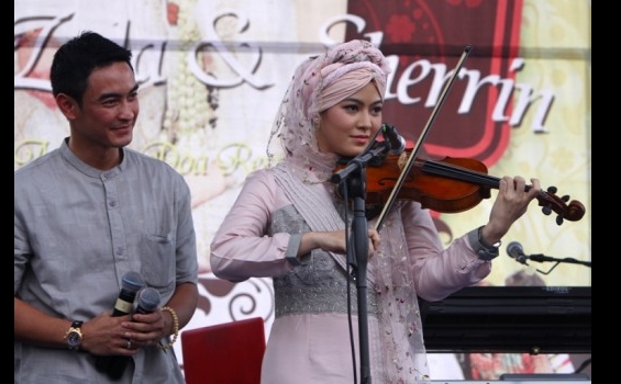 Kebahagiaan Zumi Zola dan Sherrin di Pesta Rakyat (Foto) - zumi_sherrin3.jpg