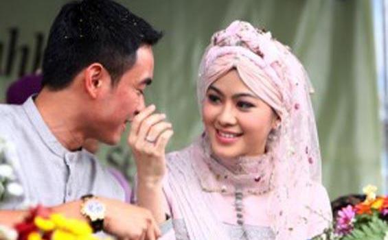 Kebahagiaan Zumi Zola dan Sherrin di Pesta Rakyat (Foto) - zumi_sherrin_mesra.jpg