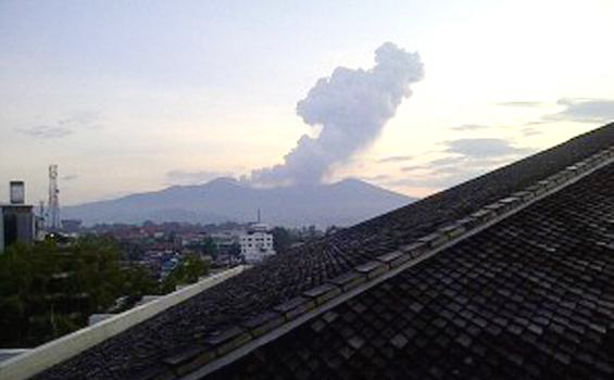 Waspada, Gunung Lokon Kritis - 20120423_gunung_lokon1.jpg