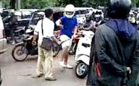 Foto-foto Koboy Palmerah Mengamuk di Tengah Jalan - KOBOY_PUKUL1.jpg