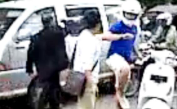 Foto-foto Koboy Palmerah Mengamuk di Tengah Jalan - KOBOY_PUKUL2.jpg
