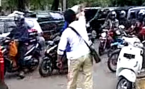 Foto-foto Koboy Palmerah Mengamuk di Tengah Jalan - KOBOY_PUKUL41.jpg