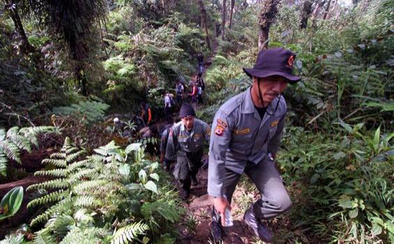 Menuju Lokasi Jatuhnya Sukhoi (Foto) - 20120511DAN01PENCARIAN_SUKHOI1.jpg