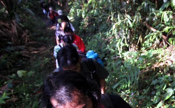 Menuju Lokasi Jatuhnya Sukhoi (Foto) - 20120511DAN02PENCARIAN_SUKHOI1.jpg
