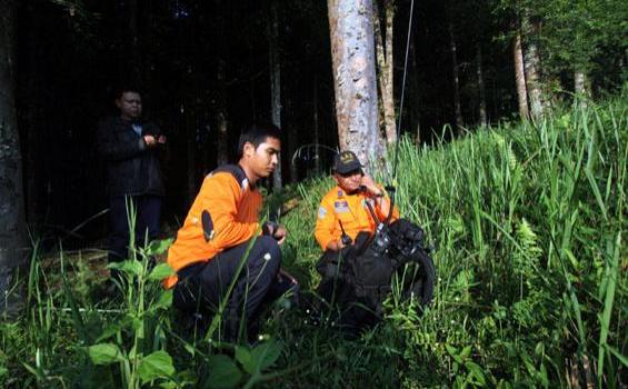 Menuju Lokasi Jatuhnya Sukhoi (Foto) - 20120511DAN03PENCARIAN_SUKHOI1.jpg