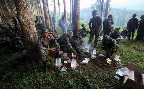 Menuju Lokasi Jatuhnya Sukhoi (Foto) - 20120511DAN05PENCARIAN_SUKHOI1.jpg