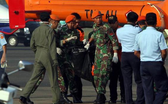 Foto: Jenazah Korban Pesawat Sukhoi Tiba di Jakarta - 20120512HERU01_JENAZAH_KORBAN.jpg