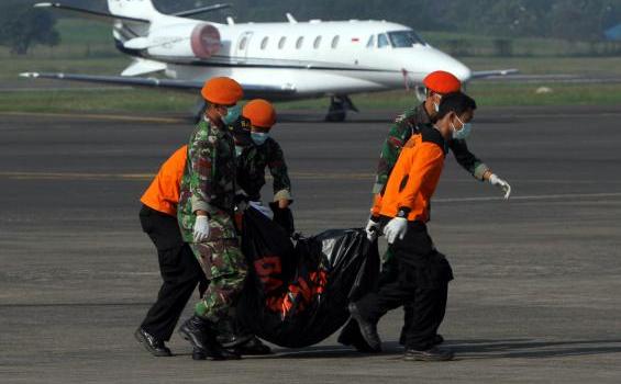 Foto: Jenazah Korban Pesawat Sukhoi Tiba di Jakarta - 20120512HERU03_JENAZAH_KORBAN.jpg