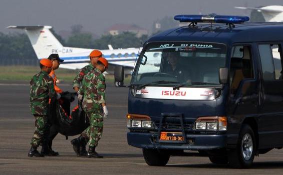 Foto: Jenazah Korban Pesawat Sukhoi Tiba di Jakarta - 20120512HERU06_JENAZAH_KORBAN.jpg