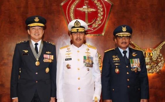 Panglima TNI Sematkan Tanda Kehormatan di Cilangkap (Foto) - 17.jpg