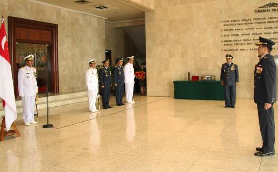 Panglima TNI Sematkan Tanda Kehormatan di Cilangkap (Foto) - 23.jpg