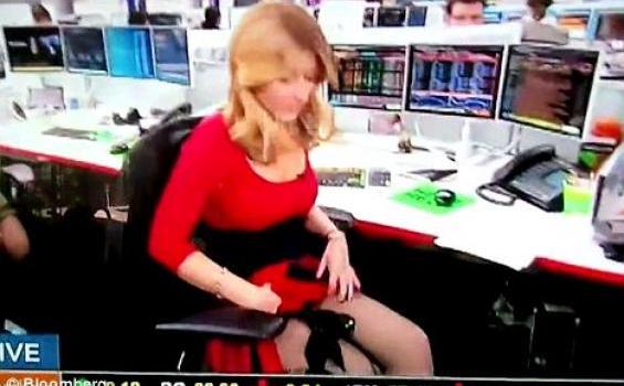 Celana Dalam Reporter Cantik Bloomberg Terlihat Saat Syuting - eisen1.jpg
