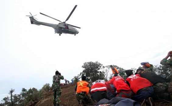 Foto-foto Sulitnya Evakuasi Jenazah Sukhoi dari Jurang - evakuasi_sukhoi4_(heli_2)1.jpg