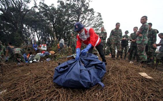 Foto-foto Sukhoi dan Penumpangnya Tinggal Kenangan - evakuasi_sukhoi5_(jenazah_ikat).jpg