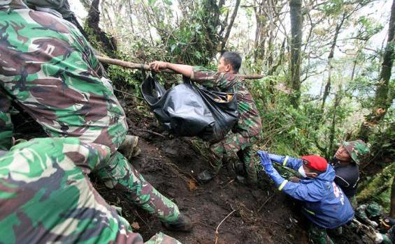 Foto-foto Sulitnya Evakuasi Jenazah Sukhoi dari Jurang - evakuasi_sukhoi7_(jenazah_tebing).jpg