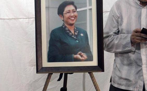 Tangis dan Doa untuk Alm Menkes Endang Rahayu(Foto) - jenazah_menkes1.jpg