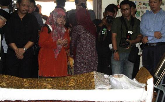 Tangis dan Doa untuk Alm Menkes Endang Rahayu(Foto) - jenazah_menkes2.jpg