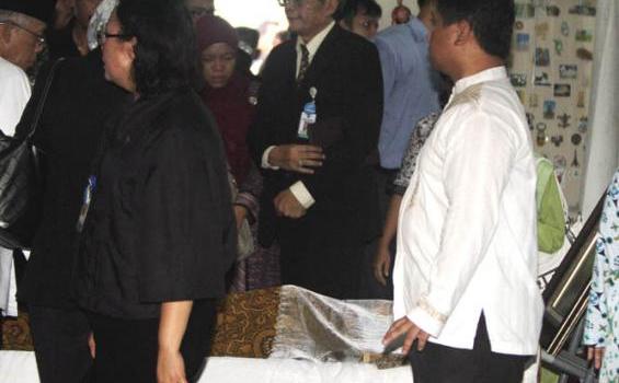 Tangis dan Doa untuk Alm Menkes Endang Rahayu(Foto) - jenazah_menkes3.jpg
