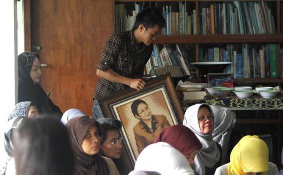 Tangis dan Doa untuk Alm Menkes Endang Rahayu(Foto) - jenazah_menkes4.jpg