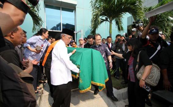 Tangis dan Doa untuk Alm Menkes Endang Rahayu(Foto) - jenazah_menkes_di_rscm3.jpg