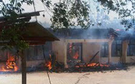 Foto Puing-puing Kantor Pemkab Mesuji - sekkab_mesuji_dibakar.jpg