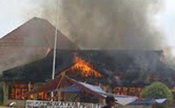 Foto Puing-puing Kantor Pemkab Mesuji - sekkab_mesuji_dibakar_1.jpg