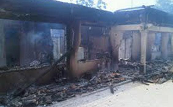 Foto Puing-puing Kantor Pemkab Mesuji - sekkab_mesuji_dibakar_2.jpg