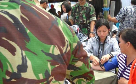Tim Ekspedisi Khatulistiwa Rambah Perbatasan Malaysia - periksa_kesehatan-1.jpg