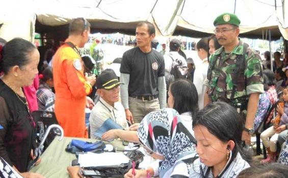 Tim Ekspedisi Khatulistiwa Rambah Perbatasan Malaysia - periksa_kesehatan-2.jpg