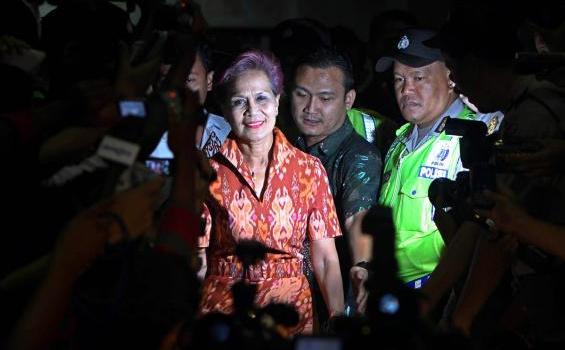 FOTO Miranda Tersenyum Ditahan KPK - 20120601HERU06_MIRANDA_DITAHAN1.jpg