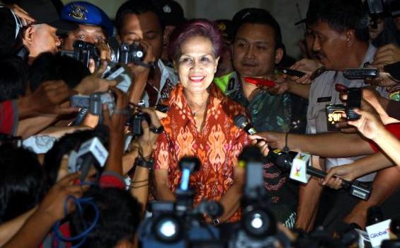 FOTO Miranda Tersenyum Ditahan KPK - 20120601HERU07_MIRANDA_DITAHAN1.jpg