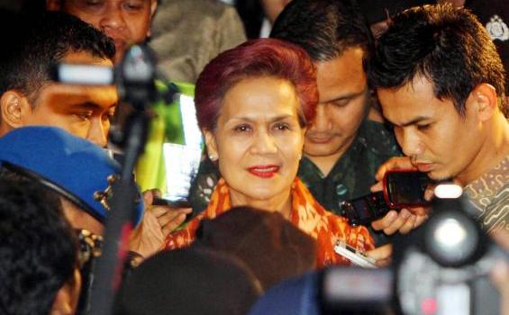 FOTO Miranda Tersenyum Ditahan KPK - 20120601HERU11_MIRANDA_DITAHAN1.jpg