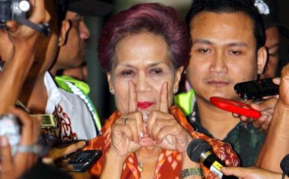 FOTO Miranda Tersenyum Ditahan KPK - 20120601HERU13_MIRANDA_DITAHAN1.jpg