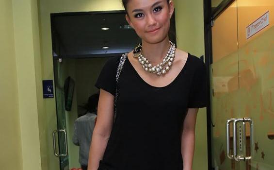 Agnes Monica Andalkan Kalung Asimetris di Indonesian Idol - 20120609JEP22_Agnes_Monica_.jpg