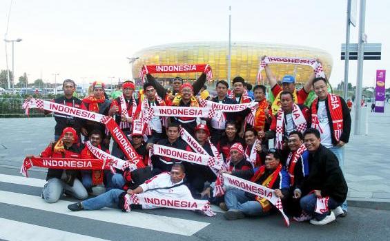 FOTO Suporter Indonesia di EURO 2012 Nyanyikan Iwak Peyek - IMG_34601.jpg