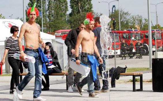 Fans Indonesia, Lihat Persahabatan Fans Spanyol-Italia Ini - Fans_Polandia_1.jpg