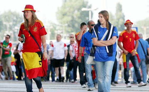 Fans Indonesia, Lihat Persahabatan Fans Spanyol-Italia Ini - Fans_Polandia_2.jpg