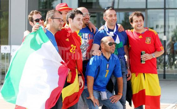 Fans Indonesia, Lihat Persahabatan Fans Spanyol-Italia Ini - Fans_Polandia_3.jpg