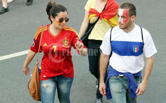 Fans Indonesia, Lihat Persahabatan Fans Spanyol-Italia Ini - Fans_Polandia_4.jpg