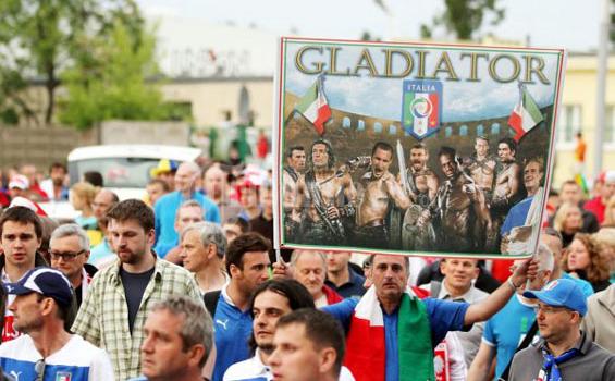 Fans Indonesia, Lihat Persahabatan Fans Spanyol-Italia Ini - Fans_Polandia_5.jpg