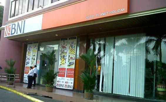 Foto-foto Kerusuhan di Planet Holiday Batam - 1806-Kantor_BNI_1946_Jadi_Sasaran_Kerusuhan-Candra_P_Pusponegoro.jpg