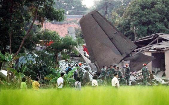 FOTO FOTO Pesawat Fokker F 27 Jatuh Di Halim - 20120621DAN05PESAWAT_JATUH_HALIM1.jpg