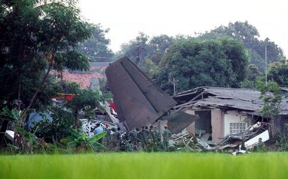 FOTO FOTO Pesawat Fokker F 27 Jatuh Di Halim - 20120621DAN06PESAWAT_JATUH_HALIM.jpg