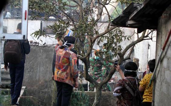 FOTO FOTO Pesawat Fokker F 27 Jatuh Di Halim - 20120621HERU05_EVAKUASI_PESAWAT1.jpg