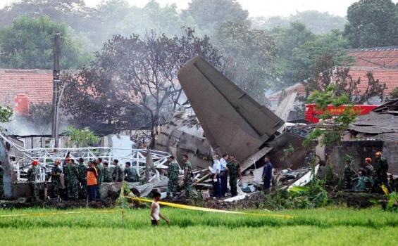 FOTO FOTO Pesawat Fokker F 27 Jatuh Di Halim - 20120621HERU06_EVAKUASI_PESAWAT1.jpg